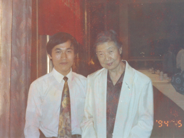 湯傳忠與于若木女士（陳云同志夫人，著名營(yíng)養(yǎng)專(zhuān)家）合影
